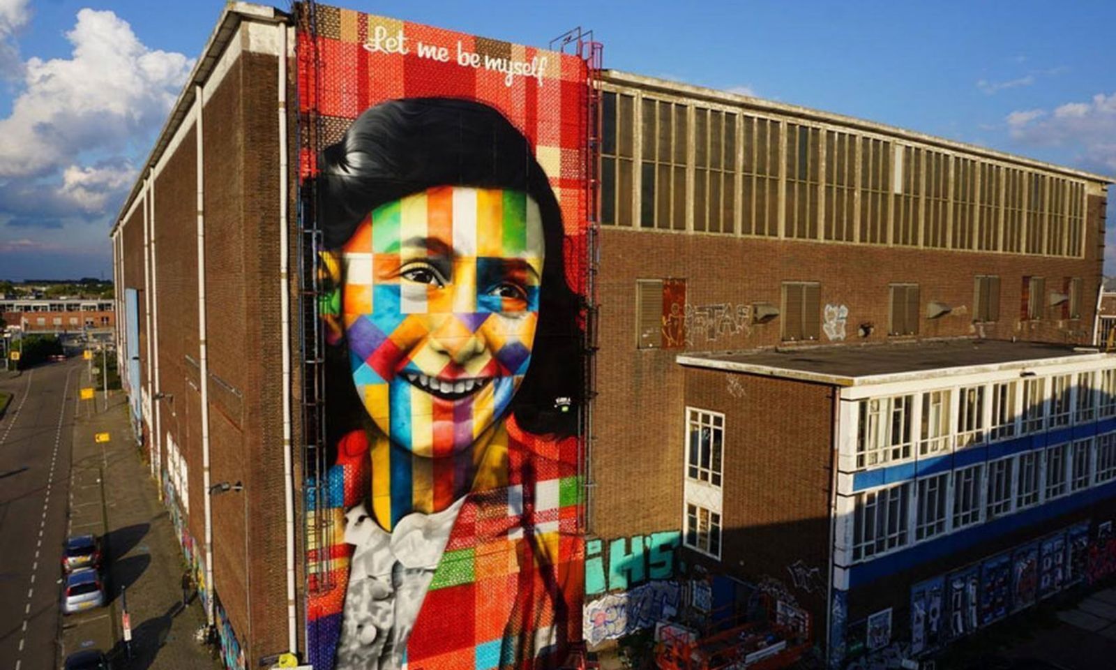 Anne Frank'ın dev grafiti portresi